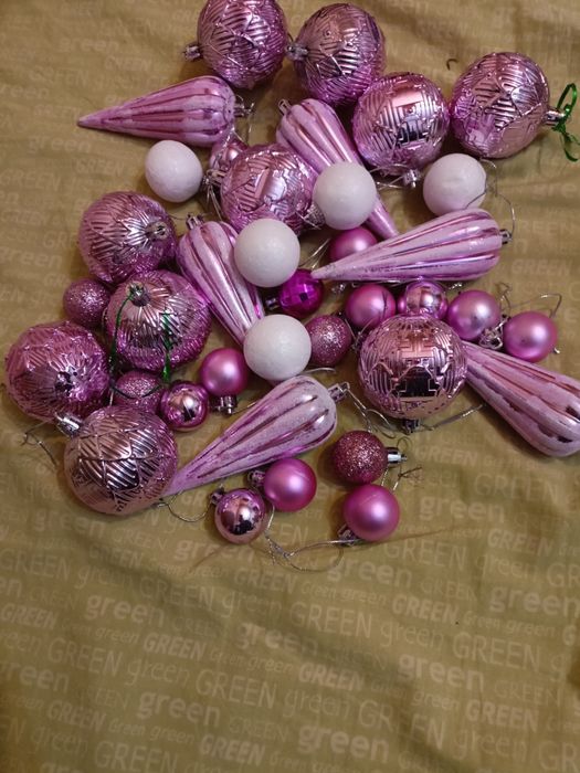 Подарочная коробка и новогодние игрушки