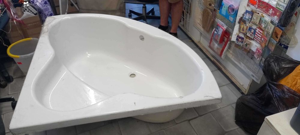 Акрилна ъглова вана .Размер:	120 x 120 x 41 см I 140 л