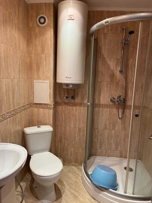 Тристаен апартамент с английски двор