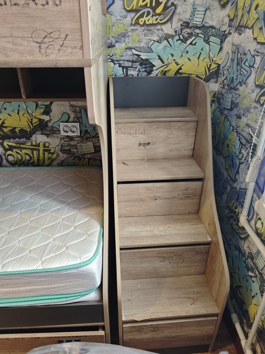 Детская двухъярусная кровать