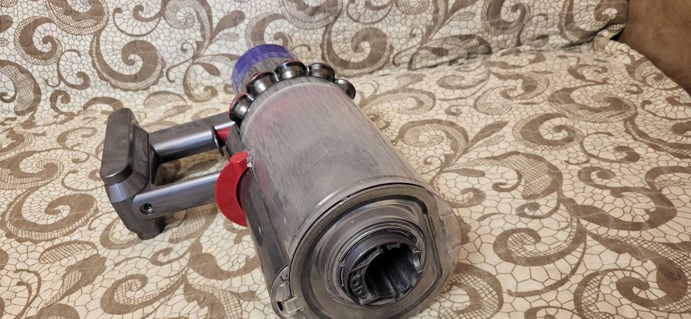 Aspirator vertical Dyson V10  fuctional  se vinde cum se vede in poze