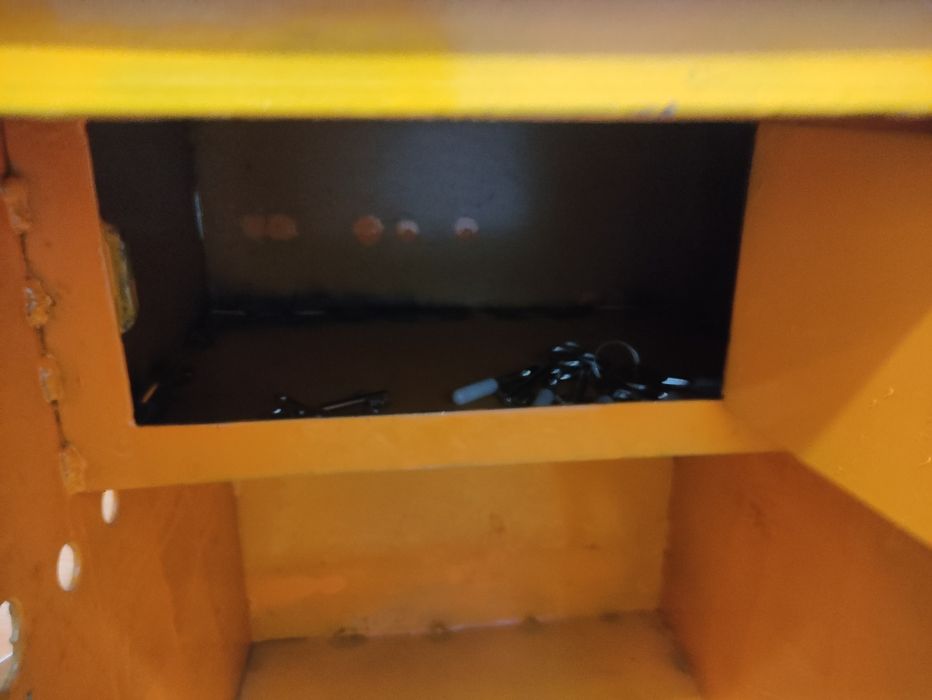 Сейф железный бытовой .