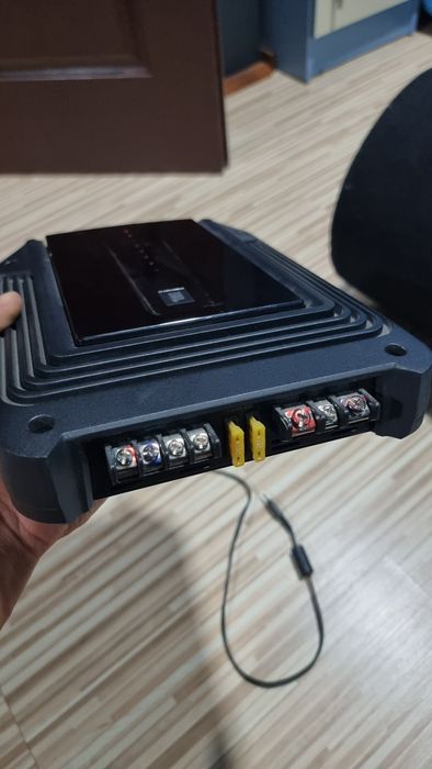 Subwoofer si amplificator JBL