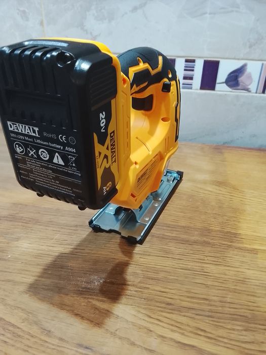 Fierestrău pendular DeWalt cu o baterie de 6a
