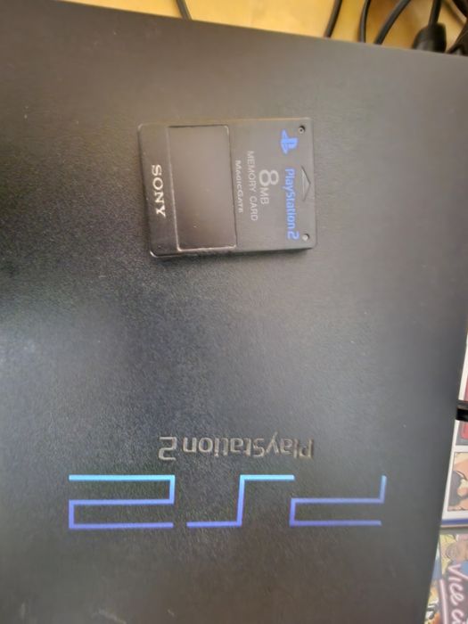 Vând PlayStation 2