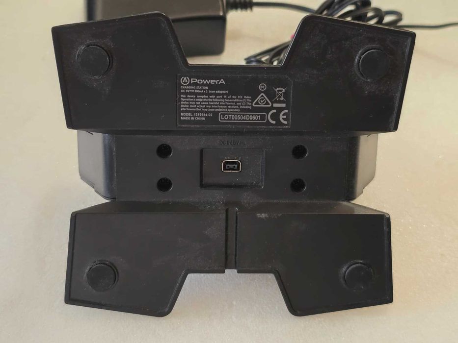 Stație de Încărcare PowerA pentru 2 Controllere PS4 - DC 5V 800mA x 2 (Model 1315644-02)