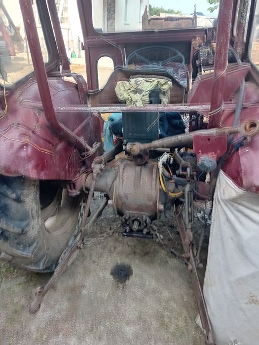 Vând doua tractoare unul ai funcțional și unul de pise