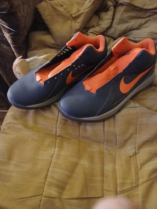 Vând pantofi sport