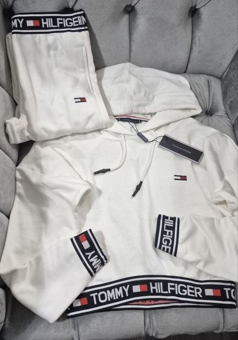 Compleu Tommy 
Marimi   XL XXL nu este lucrat oversizer 
Preț 265 lei