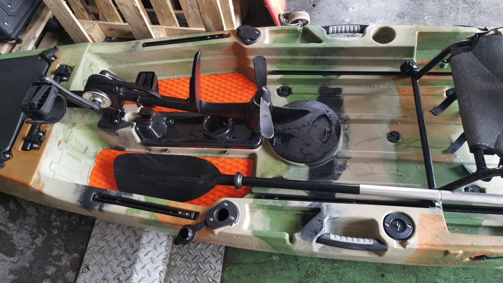 Caiac de pescuit cu pedale 3.20m