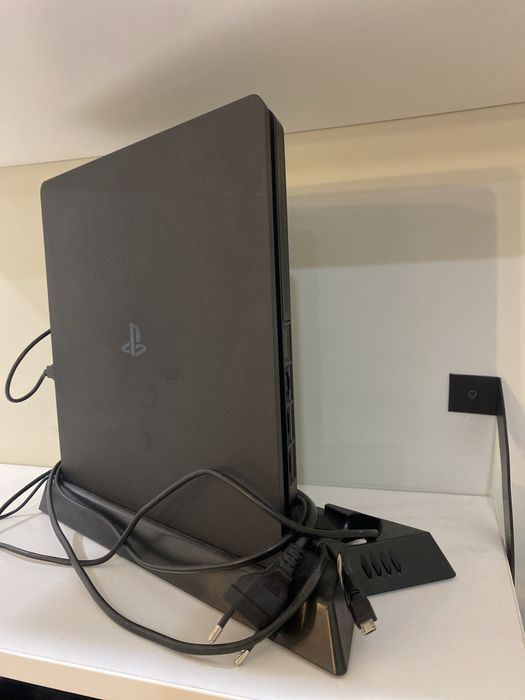 Продам sony playstation 4