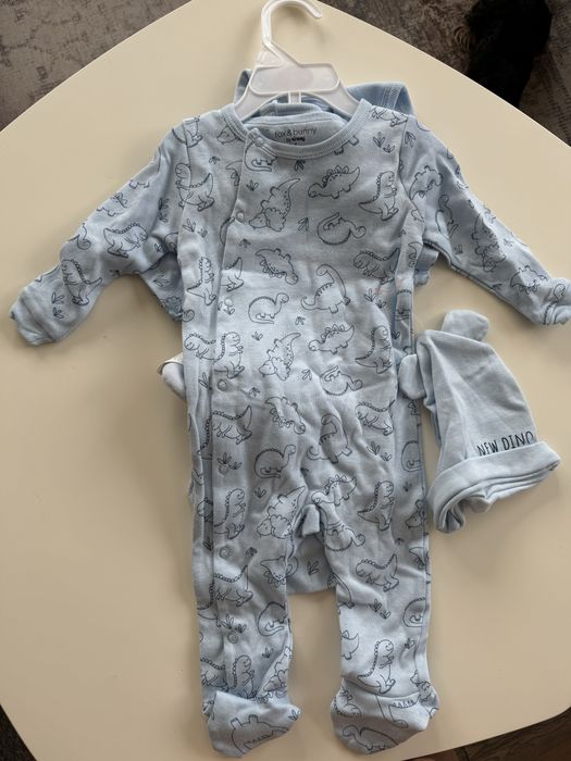 Нов комплект от 5 части, размер 74 ромпър, папка, играчка, боди, лигав