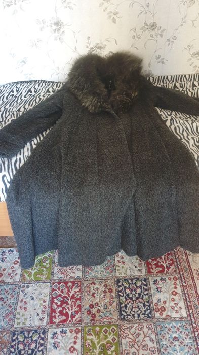 Продам пальто с меховым воротником