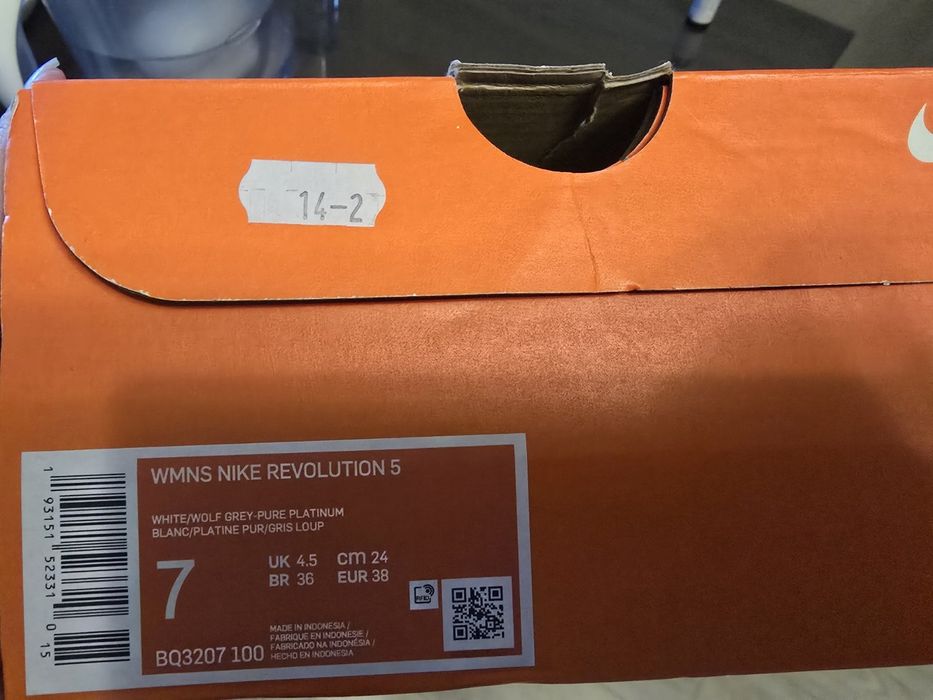 Продавам дамски маратонки Nike