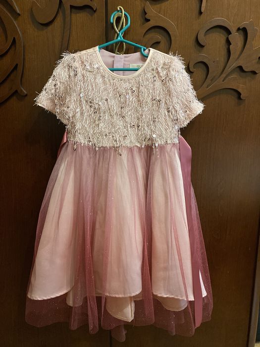 Продам детское нарядное новогоднее платье Deloras