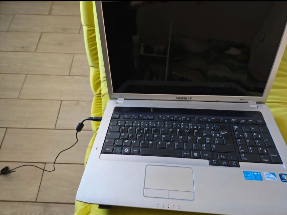 Laptop Samsung R730  diagonala mare 17 inch (44 cm)