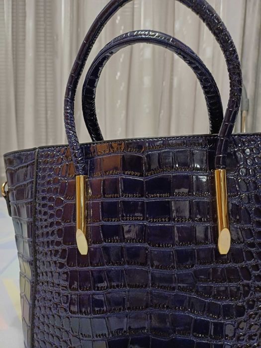 Стилна чанта, изключително красиво индигово синьо,удобно разпределение