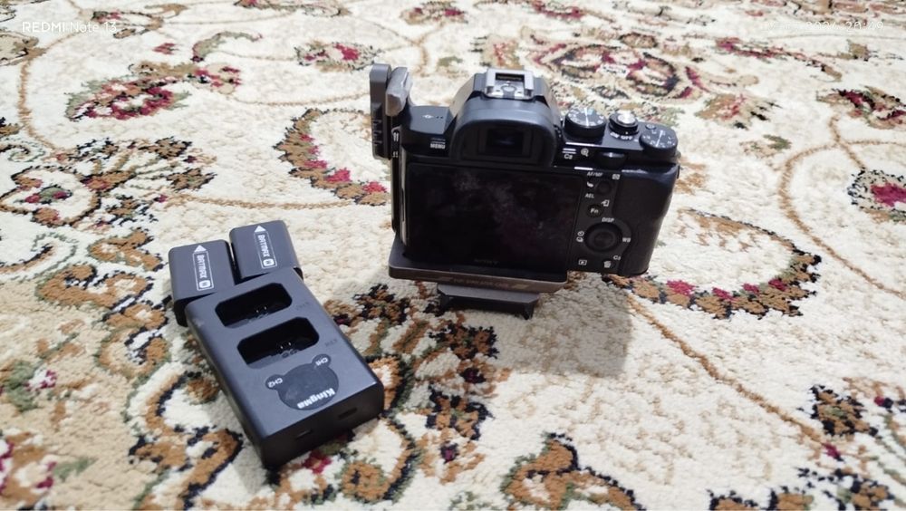 Sony a 7 есть два батерейка