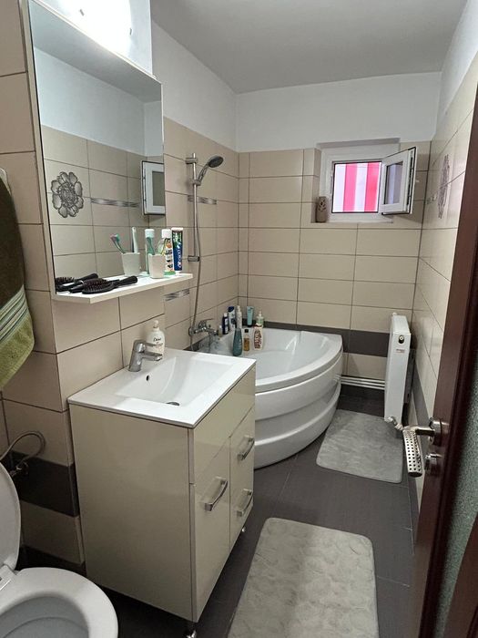 De vanzare apartament  trei camere