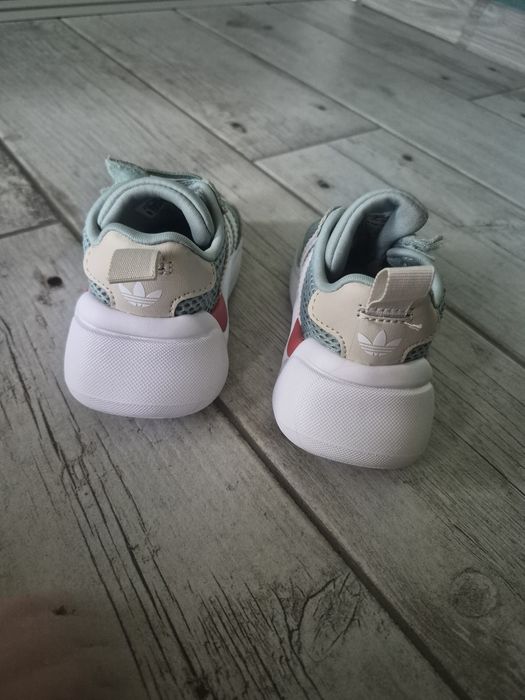 Vând adidași unisex