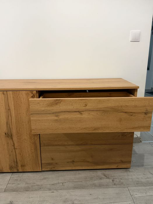 Comodă modernă stejar – stare foarte bună, fără zgârieturi (2 bucăți disponibile)