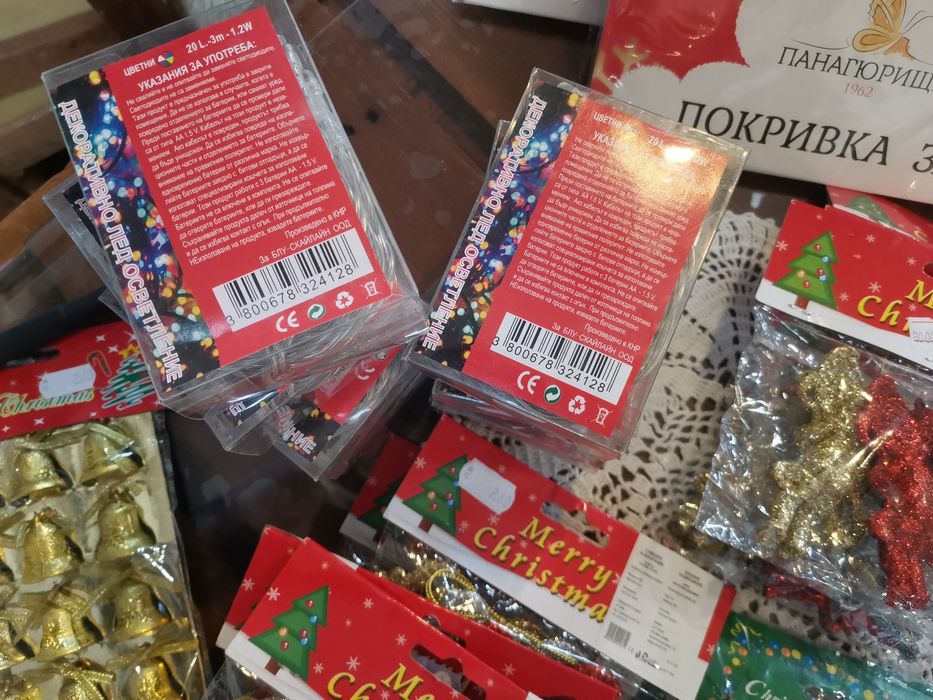 Коледни играчки и декорации