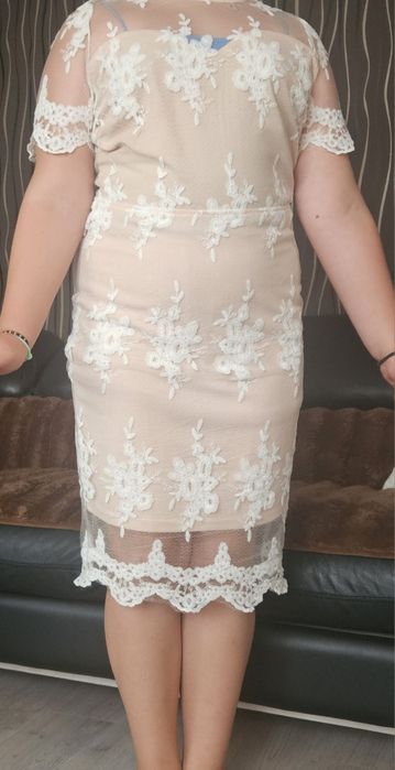 Rochie eleganta dantela bej cu alb marimea 36