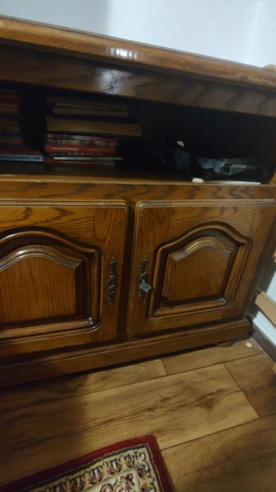Vând comodă vintage din lemn stejar, foarte solidă, în stare bună, ideală pentru living, cabană sau decor rustic-clasic