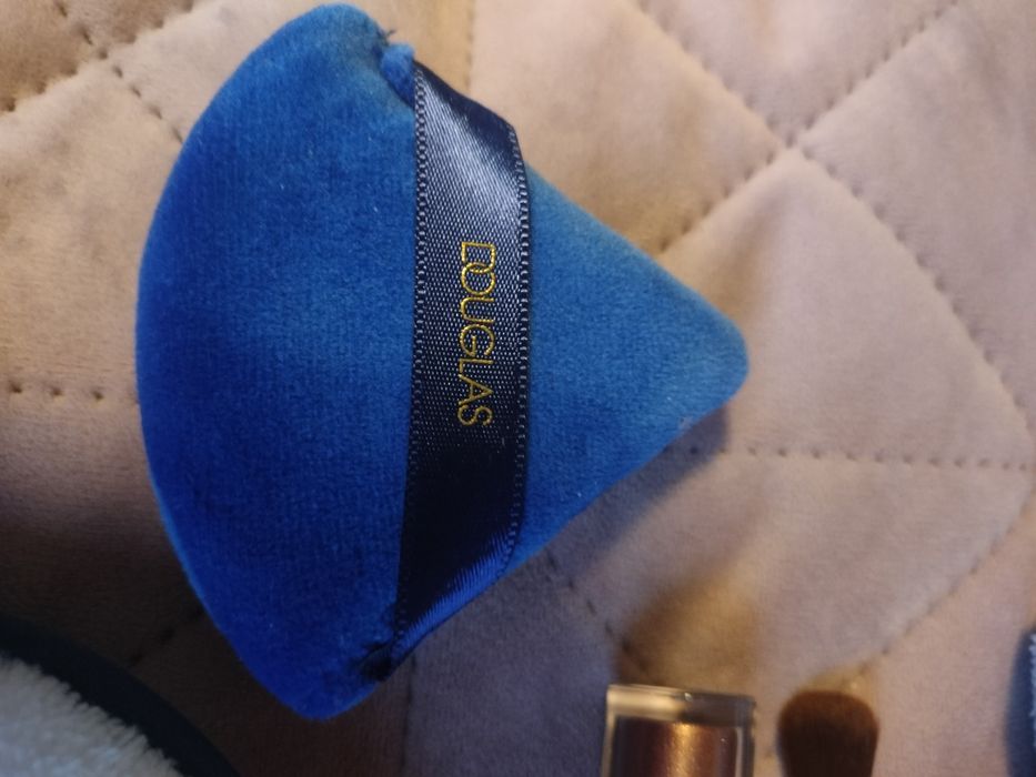 Козметичен сет DOUGLAS: гланц, сенки, гъбички, четка, кърпички