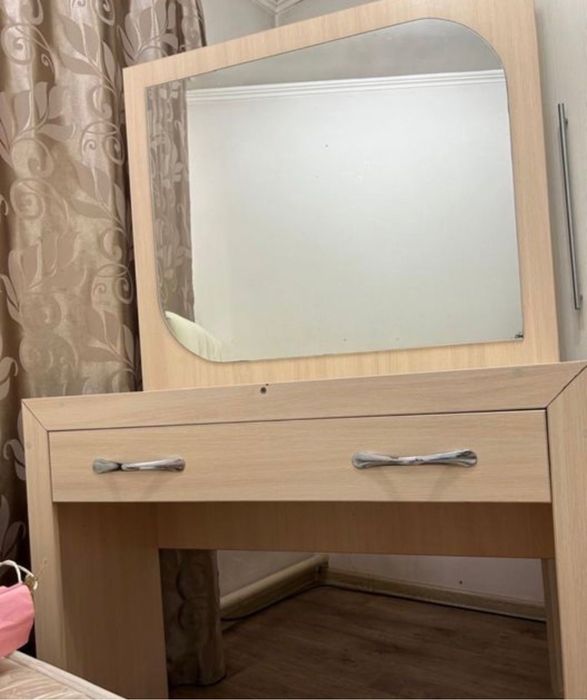 Трюмо с зеркалом