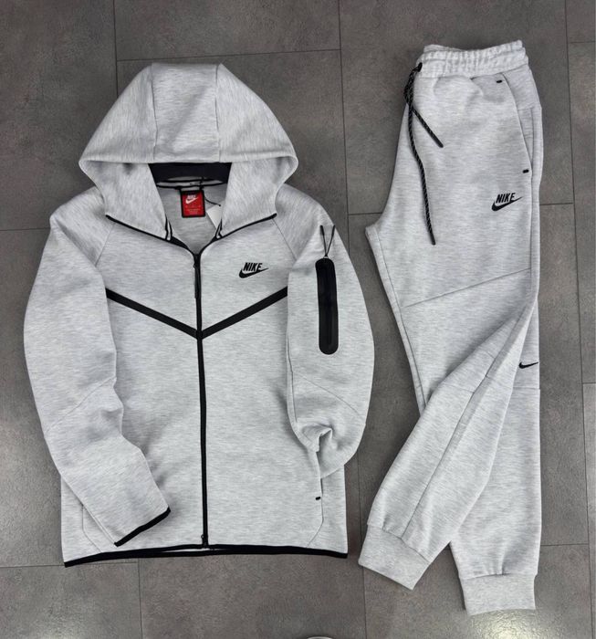 Спортни компелкти (Nike Tech)