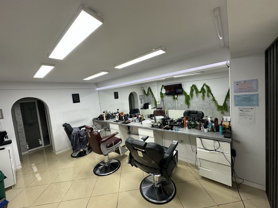 Vand salon infrumusetare sau schimb cu autoturism