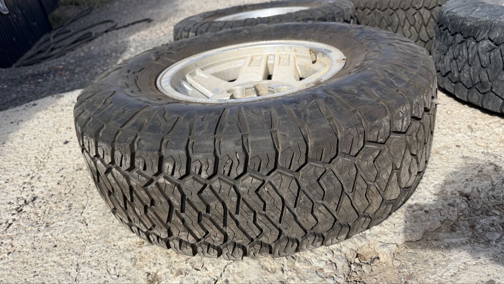 Продам шины с дисками 31x10.50R15
