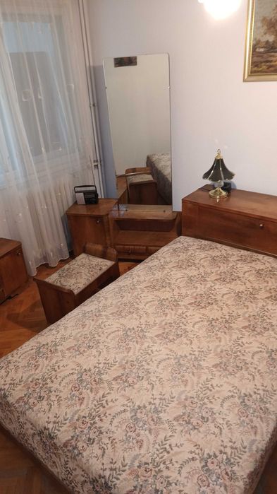 Mobila veche din lemn masiv anii 1970