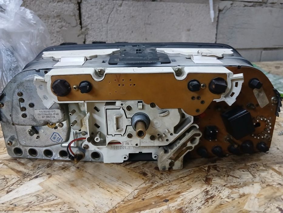 Щиток прибора мерс 190