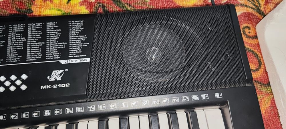 MK-2102 rusumli elektron sintezator (klavishli musiqa asbobi).
Bu asbo