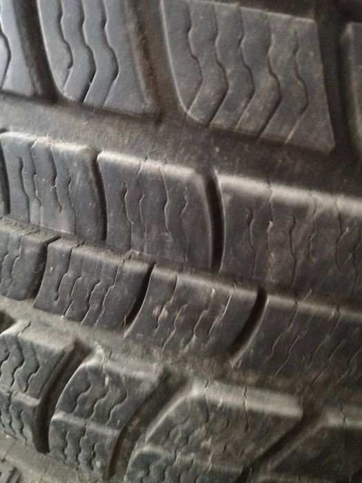 Jenti cu anvelope bune  215/60 R17 96 H   ;235 /45 R17 94 H