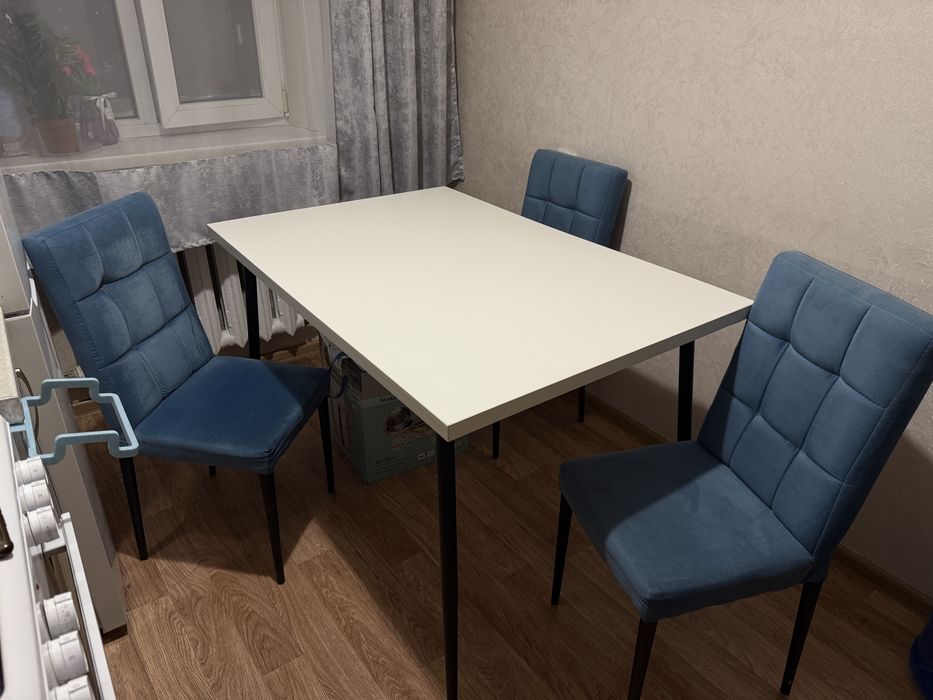 Стол со стульями