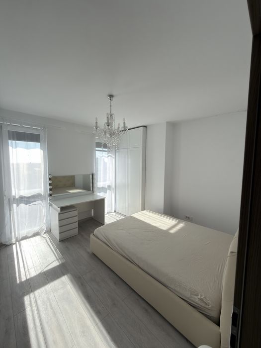 inchiriez apartamen cu 3 camere