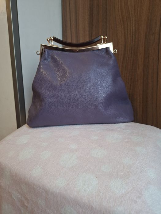 Geantă elegantă damă, mov-lila, cu ramă aurie și mâner rigid – 30×20cm
