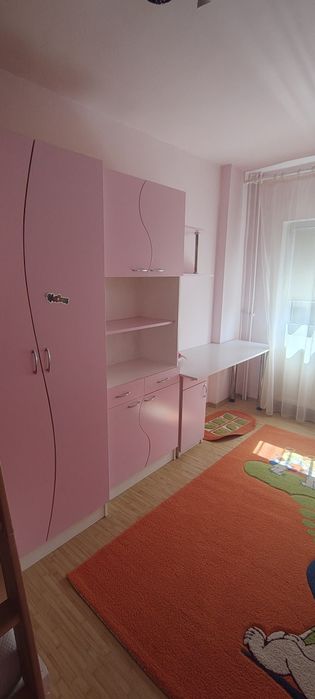 Închiriez apartament central cu 3 camere.