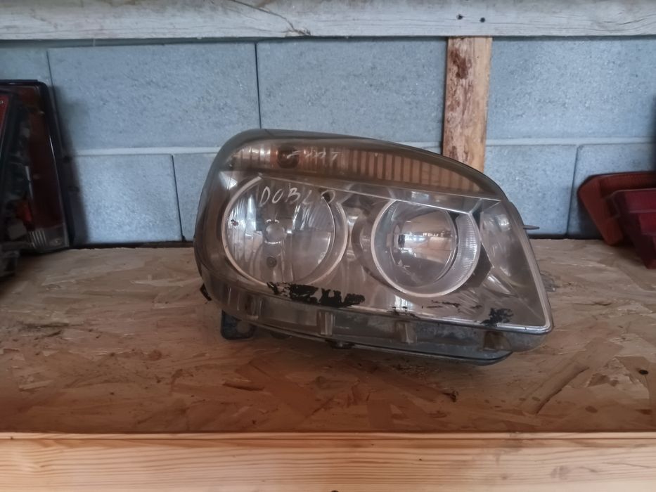 Продавам десен фар за fiat doblo