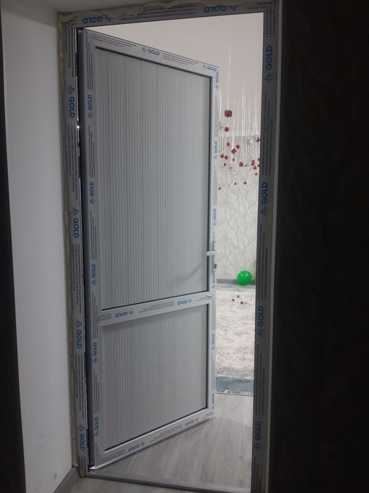 Окна двери витражи.