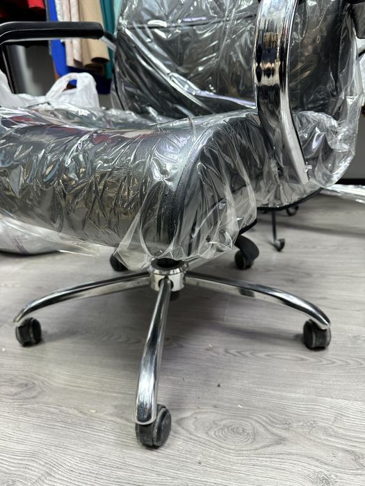 Кресло кожаное (новое)