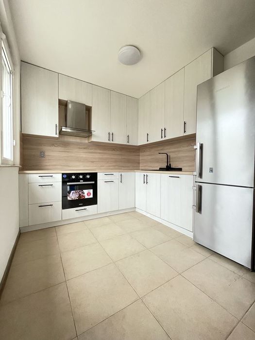 Под наем самостоятелна къща с двор