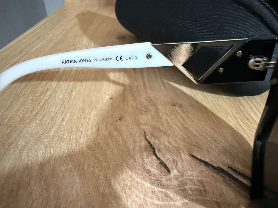 Продавам слънчеви очила!