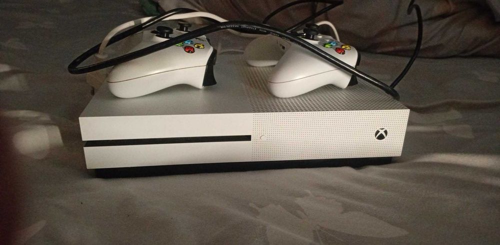 Vând Xbox one s .