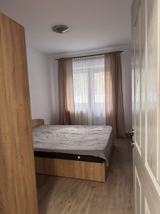 Apartament cu 3 camere de închiriat