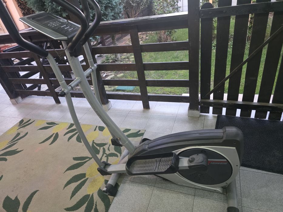 Bicicleta eliptica si aparat fitness