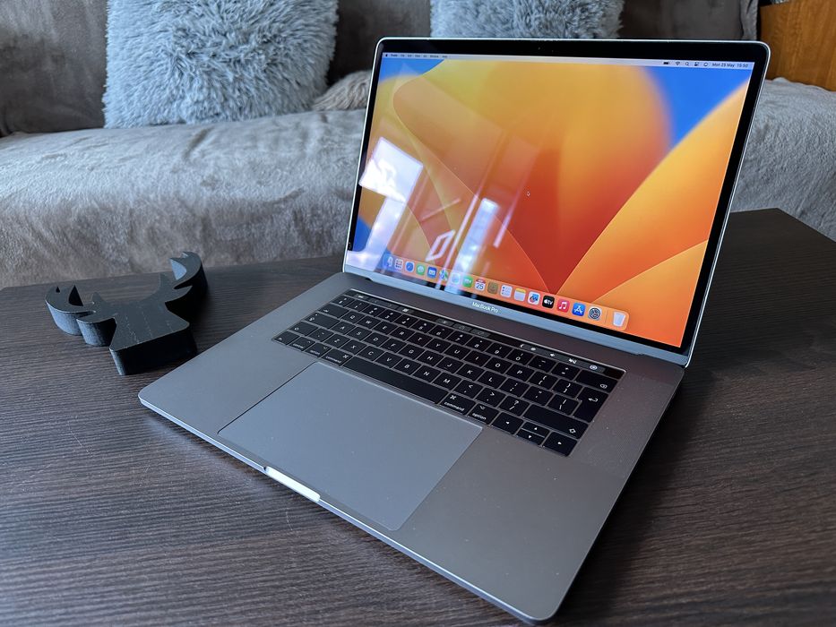 MacBook Pro 2017 Touchbar (15", Retina, A1707) 500 GB SSD, Intel i7, AMD Radeon 4 GB, 16 GB RAM